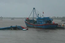 Cứu sống 9 người bị lật tàu ở sông Chanh - Quảng Ninh