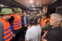 Tàu du lịch tại Hạ Long cháy, toàn bộ khách và thuyền viên an toàn