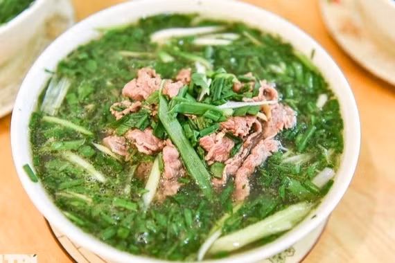 [VIDEO] Xăng giảm hơn 10.000 đồng/lít, vì sao bát phở vẫn neo giá 90.000 đồng?