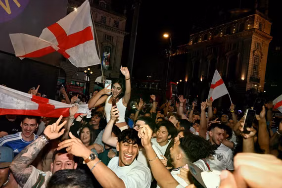 World Cup và nắng nóng kích cầu tiêu dùng tại Anh