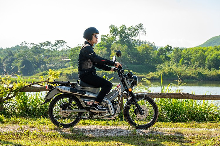 Топливный бак Honda CT125 имеет большую емкость — 5,4 литра — это самый большой показатель среди моделей компании с механической коробкой передач во Вьетнаме, что позволяет продлить познавательное путешествие, не беспокоясь о дозаправке. 5.jpg