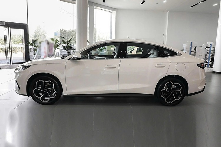 Sedan BYD Seal 06 DM-i 2026 dikembangkan pada platform yang sama dengan model Qin L dan terus mengusung filosofi desain 9-6513.jpg