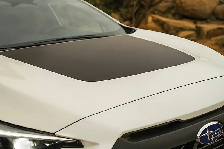 Das Fahrzeug verfügt über einen mattschwarzen Kühlergrill, einen Motorhaubenaufkleber, abgedunkelte Front- und Rückleuchten sowie Kotflügel mit Wilderness-Logo am Heck. 17-Zoll-Leichtmetallfelgen mit Toyo Open Country A/T III Offroad-Reifen, die durch weiße Schriftzüge an der Seitenwand hervorgehoben werden. 8-9849.jpg