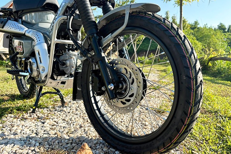 Honda CT125 оснащена 17-дюймовыми спицованными дисками на передних и задних колёсах в сочетании с внедорожными шинами. Автомобиль оснащён дисковыми тормозами на обоих колёсах, но система ABS доступна только на переднем колесе. 10.jpg