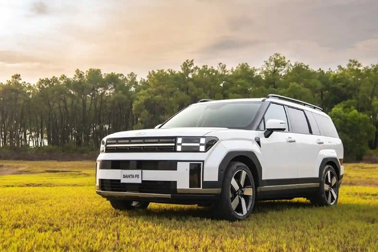 Om niet achter te blijven, krijgt de Hyundai SantaFe ook een korting tot wel 180 miljoen VND. Als deze maximale korting wordt toegepast, ligt de prijs van de SantaFe-uitvoeringen met alleen benzinemotor nu net onder de 900 miljoen VND. Dit wordt beschouwd als een ongekend lage prijs voor deze autolijn, waarmee een SUV in D-formaat op een prijsniveau komt dat vergelijkbaar is met sommige auto's in het lagere C-segment. 4.jpg