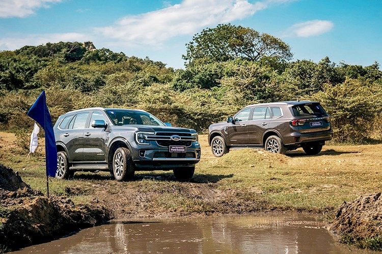 De Vietnamese automarkt gaat in 2025 zijn meest opwindende sprintfase in. Niet alleen het segment van de goedkope, populaire auto's, maar ook het segment van de grote, high-chassis met een prijsbereik van meer dan 1 miljard VND staat in het middelpunt van de belangstelling, met een zeldzame, sterke daling. Autofabrikanten en dealers lanceren tegelijkertijd recordincentives om de concurrentiekracht te vergroten en het voorraadprobleem vóór het nieuwe jaar op te lossen. 2.jpg