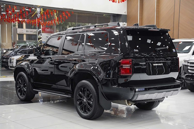 Land Cruiser Prado is equipped with a 2.4 liter turbocharged gasoline engine, producing 267 horsepower and maximum torque of 430 Nm. 2-13.jpg