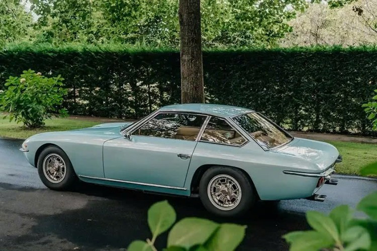 Tuy nhiên, Islero là một chiếc Lambo V12 chính hiệu và là một trong những "chú bò tót" hiếm nhất từng được sản xuất. Tại triển lãm ô tô Geneva năm 1968, Islero ra mắt cùng với chiếc Espada mang dáng vẻ hoang dã. Vào thời điểm đó, Iselro là chiếc Lamborghini có ngoại hình bảo thủ nhất trên thị trường. Tuy nhiên, nó không hề thiếu sự sang trọng hay hiệu suất. 9-1165.jpg