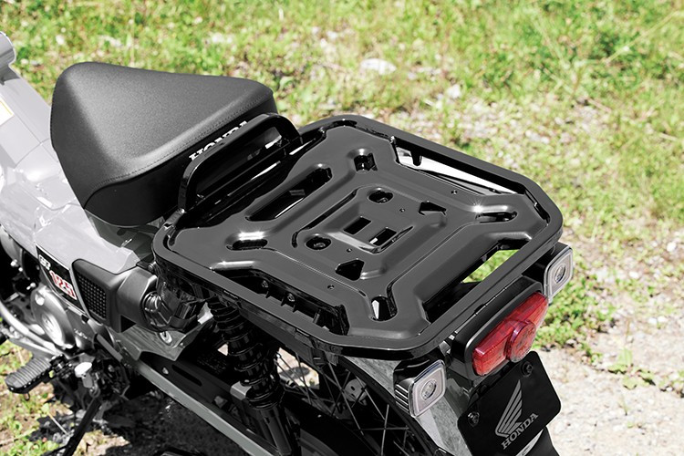 Японская автомобильная компания оснастила Honda CT125 задним грузовым багажником с размерами длина x ширина 409 x 477 мм, обеспечивающим хорошую грузоподъемность благодаря комбинации 4 крюков. 3.jpg