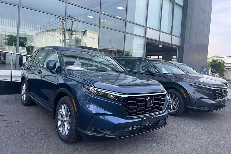 Met name de Honda CR-V e:HEV hybride versie wordt door de distributeur ondersteund met 100% registratiekosten, wat neerkomt op een korting tot wel 126 miljoen VND. Hierdoor is de daadwerkelijke verkoopprijs van deze high-end versie verlaagd tot 1,133 miljard VND. Gebruikers dienen er echter rekening mee te houden dat deze hoge korting alleen geldt voor auto's met VIN-nummers die in 2024 zijn geproduceerd. Dit is een duidelijke stap om de voorraad op te ruimen en zich voor te bereiden op de nieuwe productieseries van 2025. 11.jpg