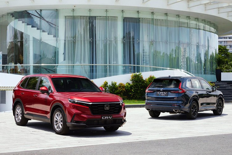 Voor Honda richt de kortingsstrategie in december zich op het opruimen van de voorraad en het flexibel stimuleren van de vraag naar elke CR-V-versie. Klanten die de CR-V G en L benzineversie kopen, ontvangen een directe korting van VND 80 miljoen bij de dealer, waardoor de verkoopprijs daalt tot respectievelijk VND 949 miljoen en VND 1,019 miljard. De L AWD-vierwielaangedreven versie krijgt een bescheidener korting van VND 50 miljoen. 10.jpg