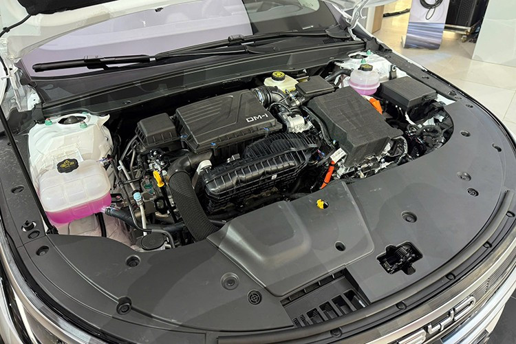 أكثر ما يُثير الإعجاب في BYD SEAL 5 هو استهلاك الوقود، حيث يبلغ 3.8 لتر/100 كم فقط (عندما يصل معدل استهلاك الوقود إلى 25%). أما فيما يتعلق بمعدات السلامة، فتشمل نظام كاميرا بزاوية 360 درجة لرؤية ما وراء الهيكل، و6 وسائد هوائية لحماية شاملة. 7-8920.jpg