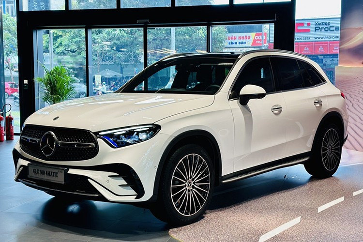 Mercedes-Benz GLC 300 4MATIC giảm sâu kỷ lục, mức giảm đủ mua Hyundai Accent