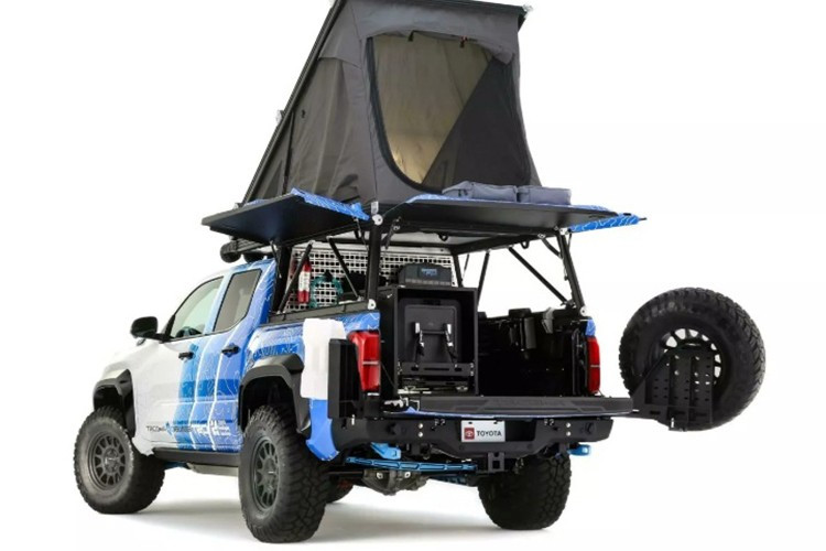 В задней части автомобиля Toyota установила складную палатку и багажник с тремя открывающимися дверями, превращая Tacoma H2 в настоящий «дом на колесах» для длительных походов. Задняя дверь багажника выполнена в форме робота, что обеспечивает жёсткость конструкции и позволяет разместить большое запасное колесо для дополнительной практичности. 5-5434.jpg