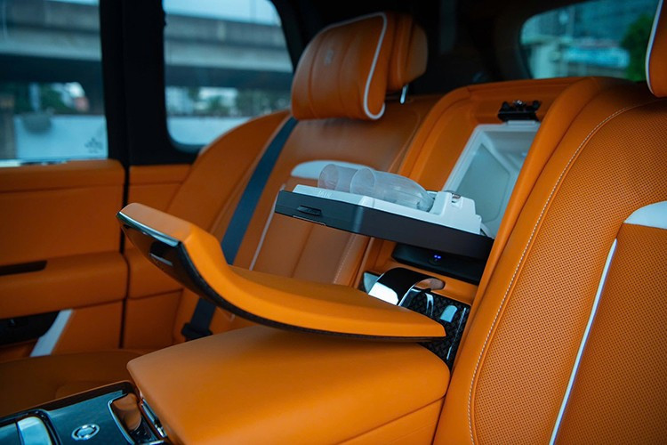 Багажник Rolls-Royce Cullinan Black Badge 2025 года состоит из двух секций, которые поддерживаются гидравлическими штангами. Багажник разделён стеклянной перегородкой между салоном и салоном, что обеспечивает комфорт и тишину для четырёх пассажиров. Объём багажника — 560 литров. 8-9414.jpg