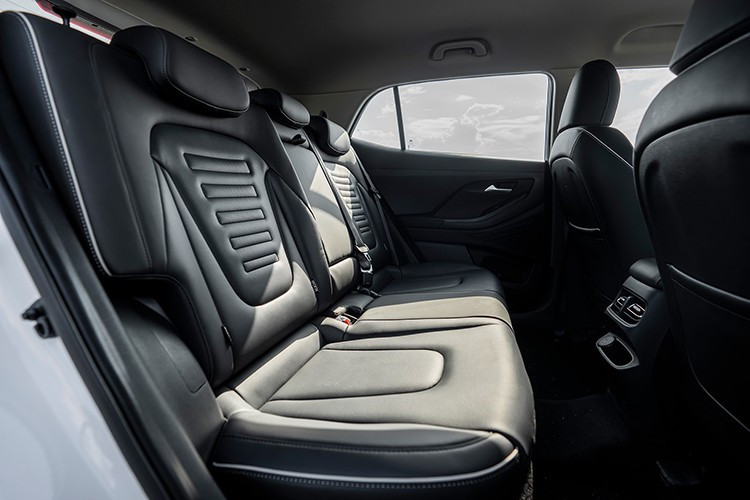 Hyundai Creta shares the same 1.5L engine, producing 115 horsepower, 144 Nm torque, combined with IVT gearbox (a variant of CVT developed by Hyundai).. 5-6163.jpg