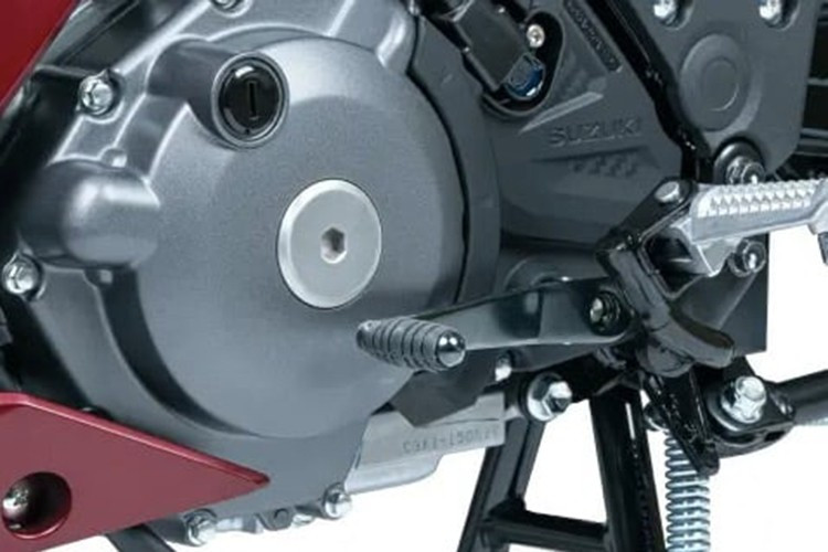 គួរកត់សម្គាល់ថា Satria 2026 ក៏មានប្រព័ន្ធសោរឆ្លាតវៃ Smartkey ដែលជាច្រកបញ្ចូលថ្មសម្រាប់ឧបករណ៍ចល័តផ្ទាល់ខ្លួនដែលរួមបញ្ចូលនៅក្នុងផ្នែកផ្ទុកខាងមុខ ហ្វ្រាំងឌីសតែមួយនៅលើកង់ទាំងពីរជាមួយនឹងប្រព័ន្ធហ្វ្រាំងប្រឆាំងនឹងការចាក់សោ ABS រួមបញ្ចូលគ្នានៅលើកង់ខាងមុខ។ 6-4931.jpg