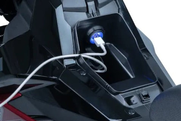 នៅក្នុងការធ្វើឱ្យស្រស់នេះ ក្រុមហ៊ុន Suzuki បានបន្ថែមនូវឧបករណ៍ និងមុខងារថ្មីៗជាច្រើនចំពោះខ្សែរថយន្តប្រអប់លេខដោយដៃនេះ។ ជាពិសេស បន្ថែមពីលើអេក្រង់ LCD បង្ហាញព័ត៌មាន វាក៏រួមបញ្ចូលមុខងារ Suzuki Ride Connect ដើម្បីជួយភ្ជាប់ព័ត៌មានរវាងស្មាតហ្វូន និងចង្កោមឧបករណ៍របស់រថយន្ត។ 11-5749.jpg