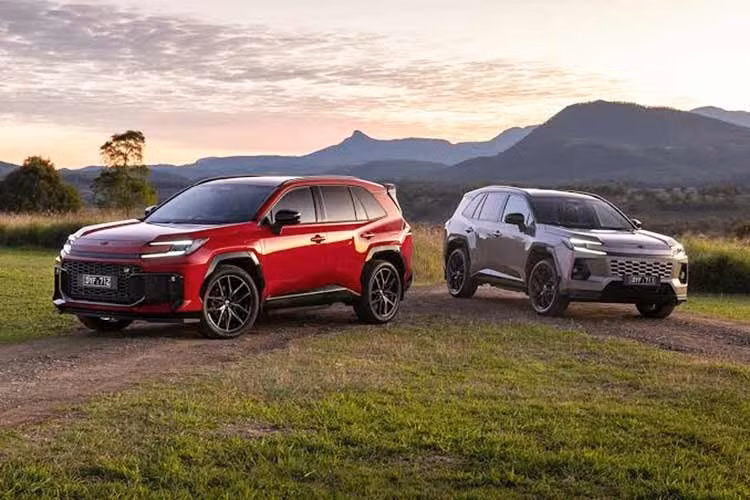 على الرغم من نقل وظائف التحكم في المناخ في سيارة تويوتا RAV4 الجديدة إلى شاشة اللمس، إلا أن أزرار اختيار وضع القيادة لا تزال مادية. 1-8844.jpg