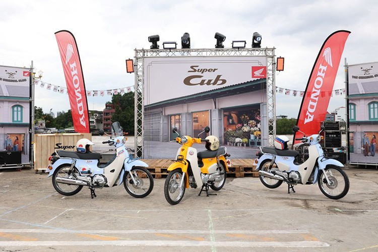 На мероприятии Super Cub THE ORIGINAL CLUB MEETING, прошедшем в Таиланде 23 октября, японская автомобильная компания представила новую версию легендарного Honda Super Cub в двух цветах окраски: сине-белый и желто-белый. 2-7295.jpg