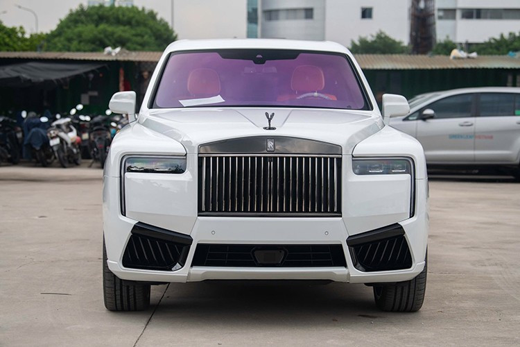 По информации официального дистрибьютора Rolls-Royce во Вьетнаме, цены на Cullinan Series II и Cullinan Series II Black Badge составляют 36,69 и 41,99 млрд донгов соответственно. С дополнительными опциями и полным набором функций стоимость Cullinan Series II Black Badge может достичь почти 60 млрд донгов. 1-3855.jpg
