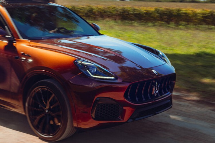 Джованни Перозино, директор по маркетингу и коммуникациям Maserati: «Grecale Tributo Il Bruciato — результат эксклюзивного проекта, воплощающего суть Maserati как символа итальянской роскоши во всем мире. Автомобиль выпускается ограниченной серией и практически изготавливается по индивидуальному заказу, вдохновлённый традициями и полностью изготовленный вручную в Италии». 9-6509.jpg