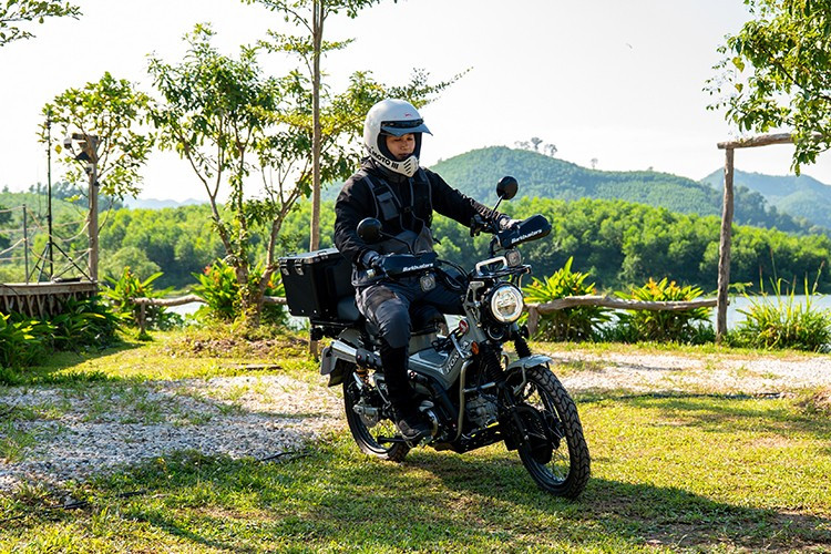 По данным Honda Vietnam, новый CT125 оснащён прочной защитной рамой днища и внедорожными шинами, которые помогают автомобилю хорошо адаптироваться к различным дорожным условиям. Благодаря этому автомобиль способен преодолевать подъёмы с крутизной 19 градусов с грузом 20 кг на задней оси. 6.jpg