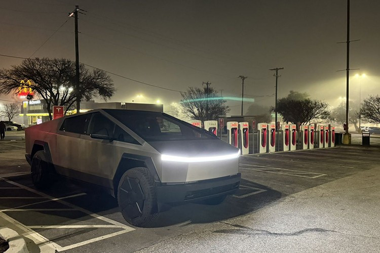 Tesla Cybertruck, park lambalarının çok parlak olması nedeniyle 63.000'den fazla aracı geri çağırıyor. 2-9971.jpg