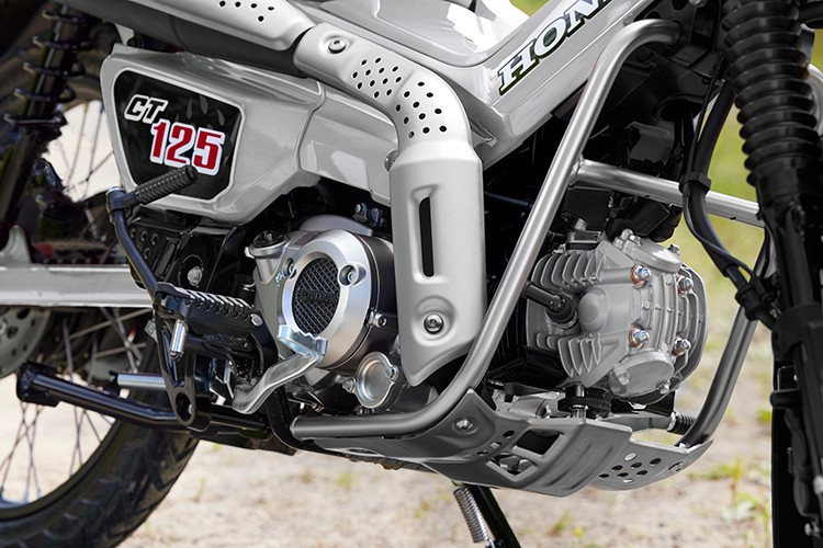 Honda CT125 оснащена двигателем PGM-FI с воздушным охлаждением объемом 125 куб. см, одноцилиндровым, SOHC, 2 клапанами, 4-тактным, развивающим максимальную мощность 9,1 лошадиных сил при 6250 об/мин и максимальный крутящий момент 10,9 Нм при 4750 об/мин. 2.jpg