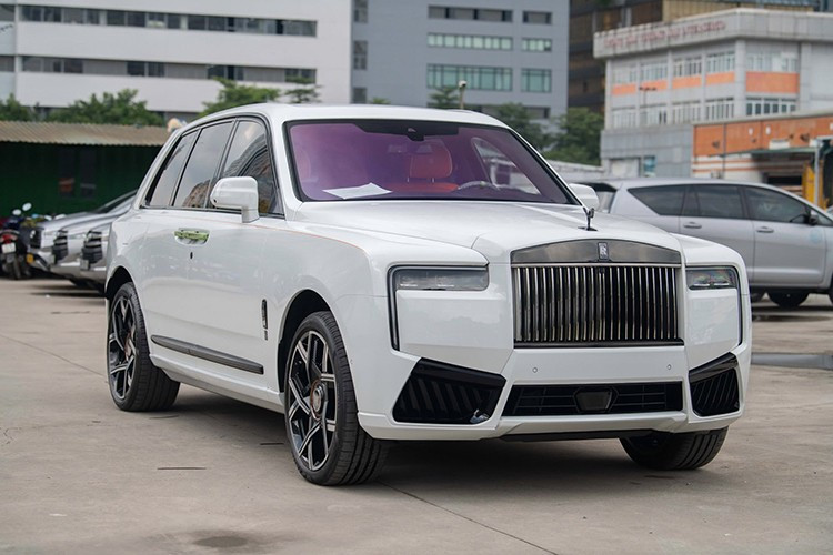 Недавно частный автосалон в Ханое разместил объявление о продаже нового супер-роскошного внедорожника Rolls-Royce Cullinan Black Badge 2025 года. В заявлении говорилось, что это полностью новый автомобиль, импортированный в страну и готовый к немедленной доставке, но цена не разглашалась. 2-2683.jpg