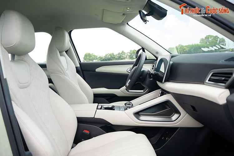 În interior, interiorul modelului BYD ATTO 2 combină stilul geometric modern cu materiale premium și o configurație intuitivă. 4-8514.jpg