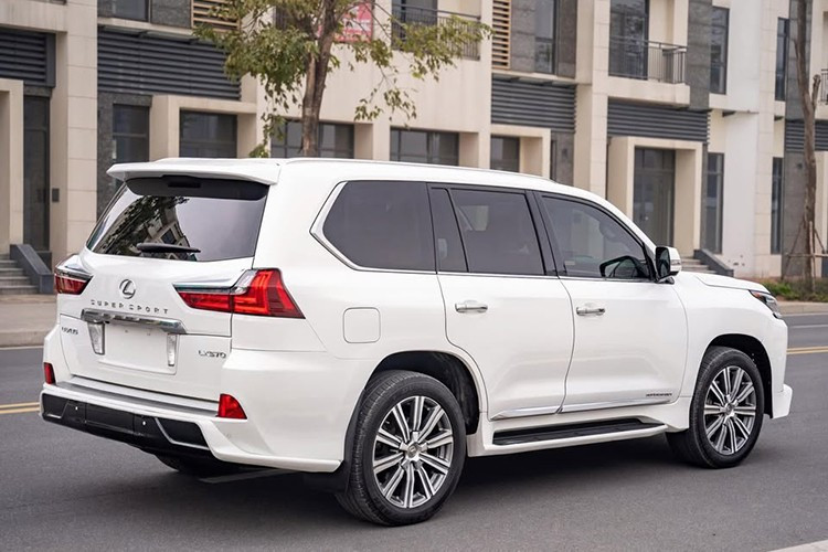 Là phiên bản nhập khẩu từ thị trường Trung Đông, Lexus LX 570 Super Sport 2019 tại Việt Nam sở hữu vóc dáng bệ vệ, đậm chất thể thao. Đầu xe nổi bật với lưới tản nhiệt hình con suốt cỡ lớn và logo Lexus 3D tích hợp cảm biến. Toàn bộ hệ thống chiếu sáng sử dụng công nghệ Full LED, trong đó đèn pha được chia khoang độc đáo và có khả năng thích ứng thông minh.
