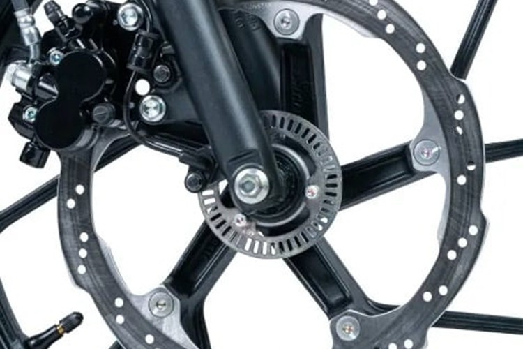 កំណែទាំងពីររបស់ Satria 2026 មានវិមាត្រដូចគ្នានៃប្រវែង ទទឹង និងកម្ពស់ 1,955 x 675 x 980 (មម) ជាមួយនឹងកម្ពស់ 765 មម។ Satria F150 មានទម្ងន់ 112 គីឡូក្រាម ខណៈ Satria Pro (115 គីឡូក្រាម) ធ្ងន់ជាង 3 គីឡូក្រាម។ ទាំងពីរត្រូវបានបំពាក់ដោយធុងសាំង 4 លីត្រ។ 5-6163.jpg