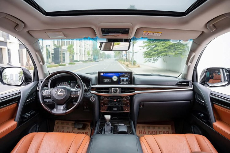 Bên trong khoang nội thất là nơi Lexus LX 570 Super Sport 2019 thể hiện rõ đẳng cấp dành cho nhóm khách hàng thượng lưu. Xe sử dụng các chi tiết ốp gỗ Shimamoku. Vô-lăng ba chấu bọc da, tích hợp các nút điều khiển chức năng, đi kèm bảng đồng hồ analog truyền thống.