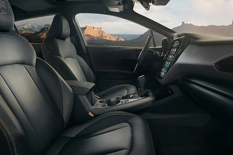 Der Innenraum entspricht dem des Standard-Crosstrek und ist mit Voll-LED-Beleuchtung, elektrisch verstellbaren und beheizbaren Vordersitzen, einem beheizbaren Lenkrad, einer Dachreling und einem integrierten Navigationssystem ausgestattet. 11-5404.jpg