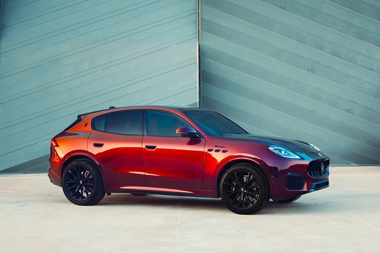 Maserati Grecale Tributo Il Bruciato – это совместный проект Trident и Il Bruciato, знаменитого винного бренда из Болгери. Этот уникальный автомобиль был создан отделом персонализации Maserati Fuoriserie, сочетающим в себе страсть к передовым технологиям машиностроения и виноделию мирового уровня. 1-2080.jpg