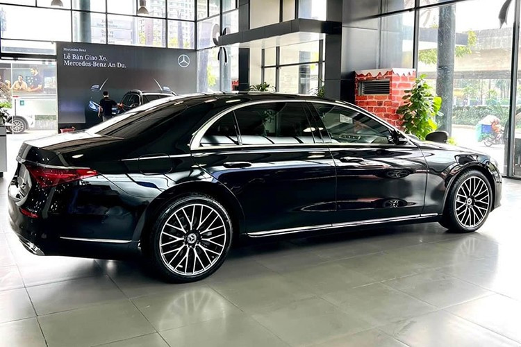 O exterior do novo Mercedes-Benz S450 Luxury, que a irmã de Mai Phuong Thuy revelou na empresa, é preto com interior marrom. As dimensões gerais do carro são 5.300 mm de comprimento, 1.940 mm de largura, 1.503 mm de altura e uma distância entre eixos de 3.216 mm. 7-9195.jpg