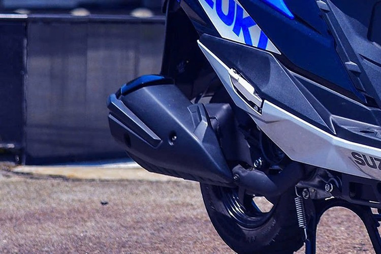 Suzuki Avenis 2025 года выпуска имеет колёсную базу 1265 мм и габаритные размеры 1895 x 710 x 1175 мм. Высота сиденья 760 мм и дорожный просвет 160 мм делают эту модель очень удобной для передвижения по городу. 7-3587.jpg