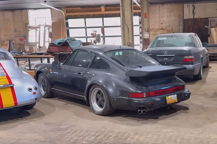 Di sebuah garasi yang tenang di Ohio, tim perawatan mobil menerima panggilan untuk menghidupkan sebuah mobil yang telah terlupakan di garasi selama hampir dua dekade: sebuah Porsche 930 Turbo asli tahun 1981 yang masih dalam kondisi prima dengan jarak tempuh hanya 30.000 mil pada odometer. 2-3493.jpg