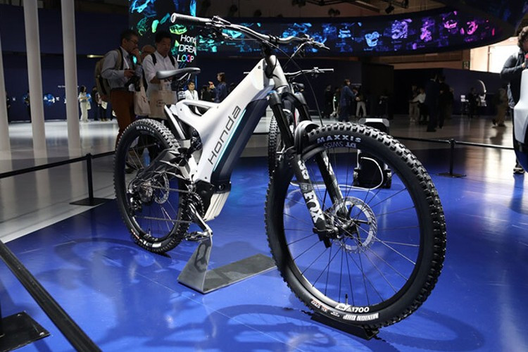 Sebagai tambahan kepada model kereta elektrik, Honda turut membawa ke pameran itu sebuah motosikal elektrik, basikal bantuan elektrik (e-MTB) dan terutamanya prototaip roket mampan, menunjukkan hala tuju pembangunan teknologi angkasa lepas yang sedang diusahakan oleh syarikat itu. 12.jpg
