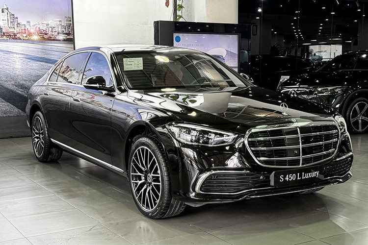 Especificamente, o S450 4Matic tem um desconto de 600 milhões de VND. O preço de venda real do carro foi reduzido de 5,039 bilhões de VND para apenas 4,439 bilhões de VND. Já a versão S450 4Matic Luxury teve um desconto menor, mas ainda assim considerável, de 500 milhões de VND. 5-4538.jpg