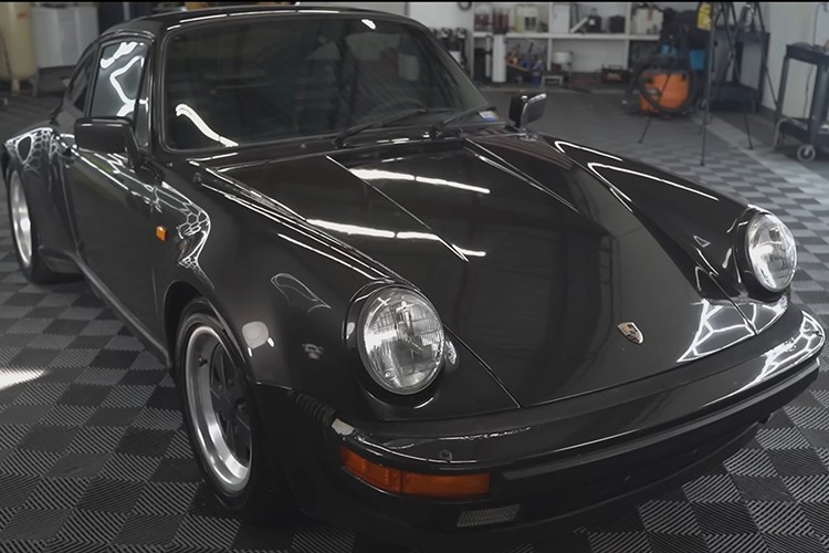 Setelah disegarkan, 930 Turbo ini dibawa ke Porsche Beachwood, di mana ia dipamerkan di samping Porsche 911 Turbo 2025 yang baru. Kontras visualnya sungguh spektakuler. 11-4571.jpg