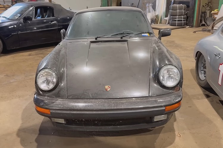 Porsche 930 Turbo hadir di dunia otomotif pada tahun 1975 dengan mobil produksinya yang terinspirasi Le Mans, bermesin belakang, dan bertenaga turbocharger. Mobil ini mengubah 911 yang elegan menjadi monster buas yang mampu menghancurkan para pesaingnya di arena balap dan menandai babak gemilang dalam sejarah mobil legendaris Jerman tersebut. 1-8924.jpg