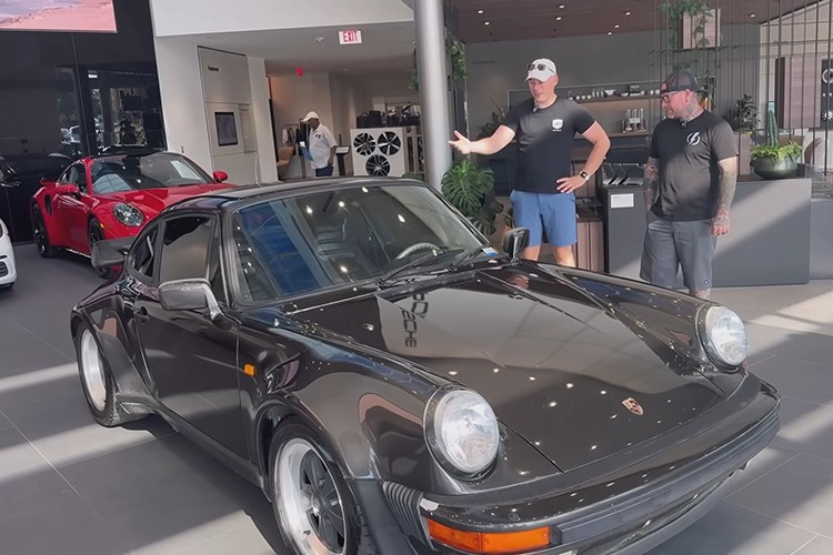 992.1 baru dimulai sekitar $200.000, dua kali lipat harga setelah disesuaikan dengan inflasi dari harga asli, dan menawarkan 572 tenaga kuda dari mesin flat-six 3,8 liter twin-turbocharged-nya. 12-8886.jpg