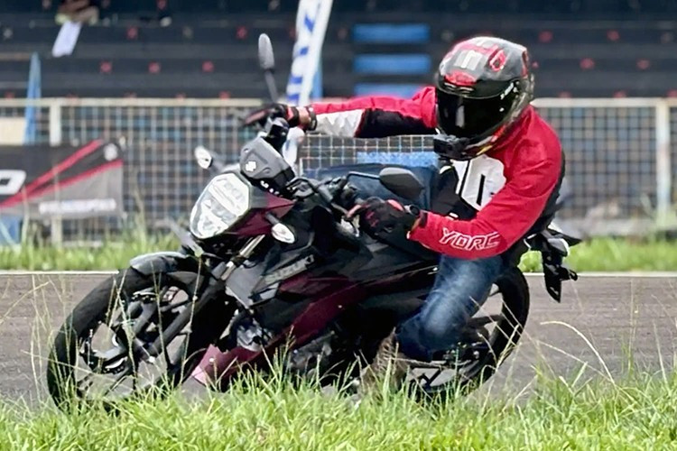 Suzuki Satria 2026 ក៏ត្រូវបានរួមបញ្ចូលជាមួយប្រព័ន្ធជំនួយ Clutch ដើម្បីជួយកាត់បន្ថយកម្លាំងក្ដាប់ និងកាត់បន្ថយការរអិលនៅពេលប្តូរលេខ បង្កើតអារម្មណ៍នៃការបើកបរប្រកបដោយភាពរលូនសម្រាប់អ្នកបើកបរ។ Suzuki Satria ត្រូវបានគេស្គាល់ថាជា Raider 150 នៅក្នុងទីផ្សារប្រទេសវៀតណាម ដែលមានទីតាំងនៅក្នុងផ្នែកម៉ូតូ sport clutch 150cc ប្រកួតប្រជែងជាមួយ Honda Winner និង Yamaha Exciter... 8-7683.jpg