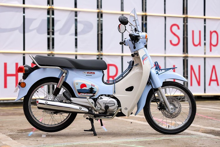 Эта особая модель Honda Super Cub Fujisan Limited Edition выделяется благодаря сине-белой цветовой гамме в сочетании с эксклюзивным набором наклеек с изображениями известных японских достопримечательностей. 3-1016.jpg