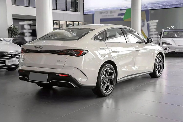 Bagian depan mobil menonjol dengan kisi-kisi tertutup, gaya yang familiar pada model PHEV dan EV baru perusahaan, dipadukan dengan intake udara besar yang dipasang rendah, menciptakan tampilan sporty dan monolitik. 8-2349.jpg