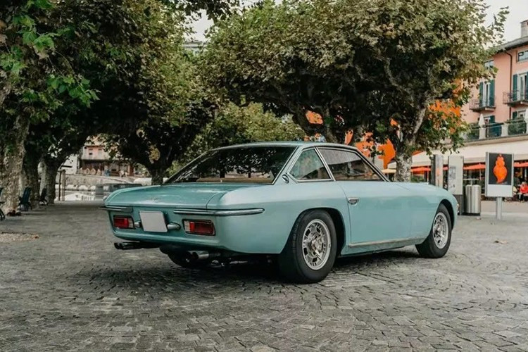 Giống như tất cả những chiếc Lambo được sản xuất vào thời điểm đó, Islero sử dụng động cơ V12. Chiếc grand tourer này chia sẻ động cơ 3,9 lít với Miura và Espada. Nhờ sáu bộ chế hòa khí Weber cung cấp không khí và nhiên liệu, động cơ V12 sản sinh công suất 325 mã lực ở phiên bản Islero thông thường và 350 mã lực ở phiên bản S. 10-4922.jpg