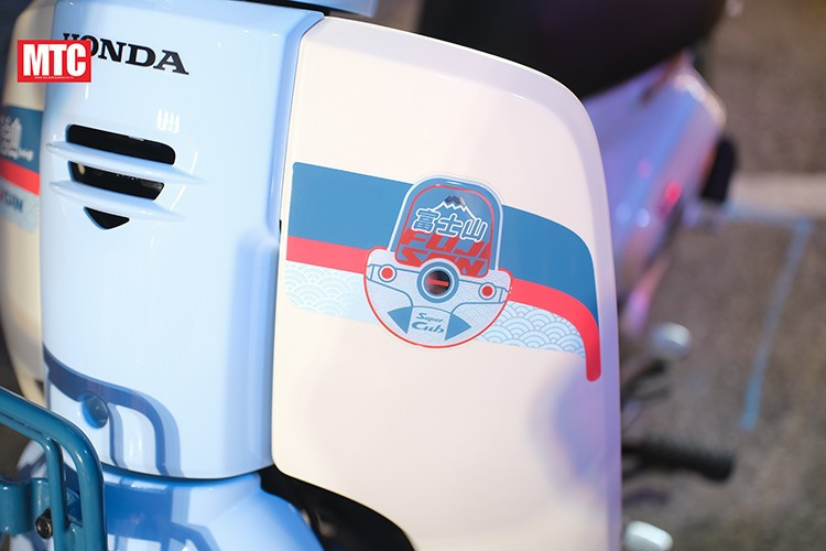 Как и новый Super Cub, Fujisan Limited Edition оснащён двухуровневыми светодиодными фарами, отдельными указателями поворота и классическими круглыми зеркалами. Аналоговая панель часов включает в себя небольшой ЖК-дисплей, отображающий чёткую информацию о работе, но при этом сохраняющий традиционный стиль. 6-6303.jpg
