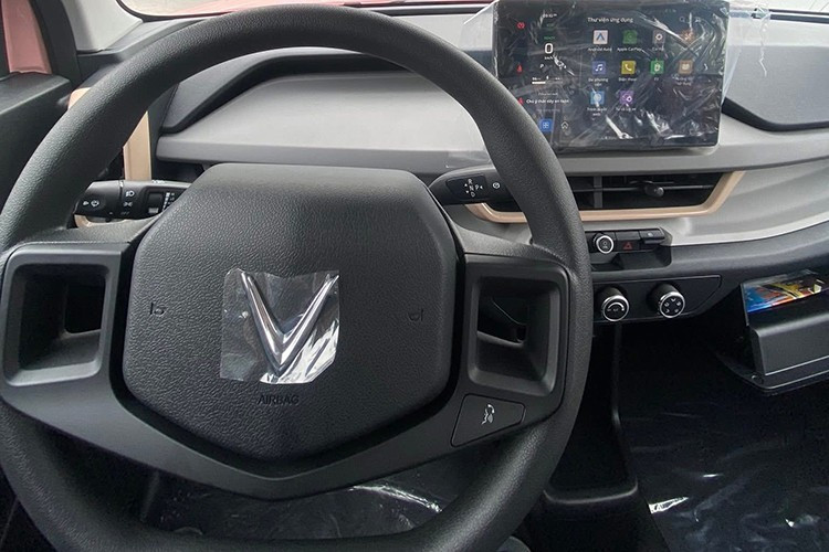 De verbeterde VinFast VF3 is zojuist bij de dealers gearriveerd met opvallende wijzigingen in het stuurwielontwerp en de toevoeging van Apple CarPlay/Android Auto-connectiviteit. De prijs van de auto is licht aangepast. 2-3525.jpg